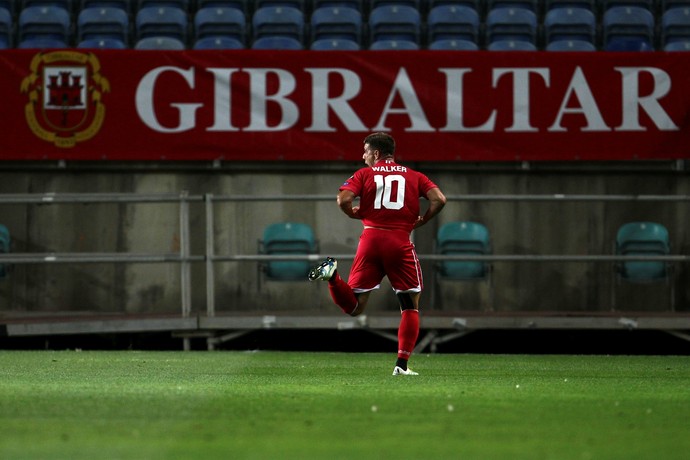 Liam Walker celebra gol histórico de Gibraltar (Foto: Reuters)