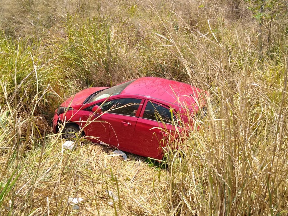 Um dos veículos envolvido no acidente saiu da pista e foi parar em ribanceira — Foto: Repórter Paiva/Blogbraga