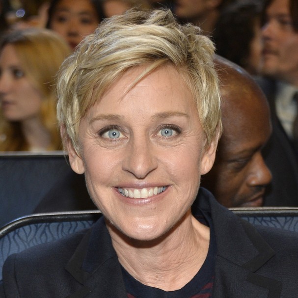 Uma apresentadora que encerra seu programa dizendo: “Sejam bons uns com os outros” é sem dúvida uma pessoa excelente. Em seu talk show, Ellen DeGeneres ajuda muitas pessoas necessitadas, se tornando uma das celebridades mais amadas de Hollywood (Foto: Getty Images)