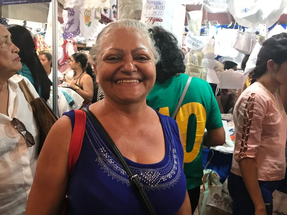 A aposentada Maria Júlia junta dinheiro o ano inteiro para fazer compras na Fenearte (Foto: Penélope Araújo/G1)