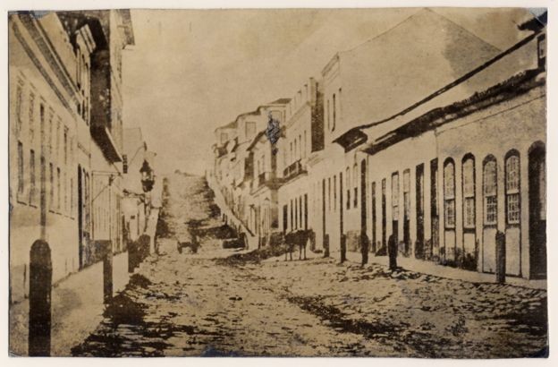 Rua dos Andradas, em Porto Alegre, na década de 1860; nesta rua, em 1884, os abolicionistas fizeram uma campanha, batendo de porta em porta, para que os senhores libertassem seus escravos (Foto: ACERVO DO MUSEU DE PORTO ALEGRE JOAQUIM FELIZARDO/BBC)