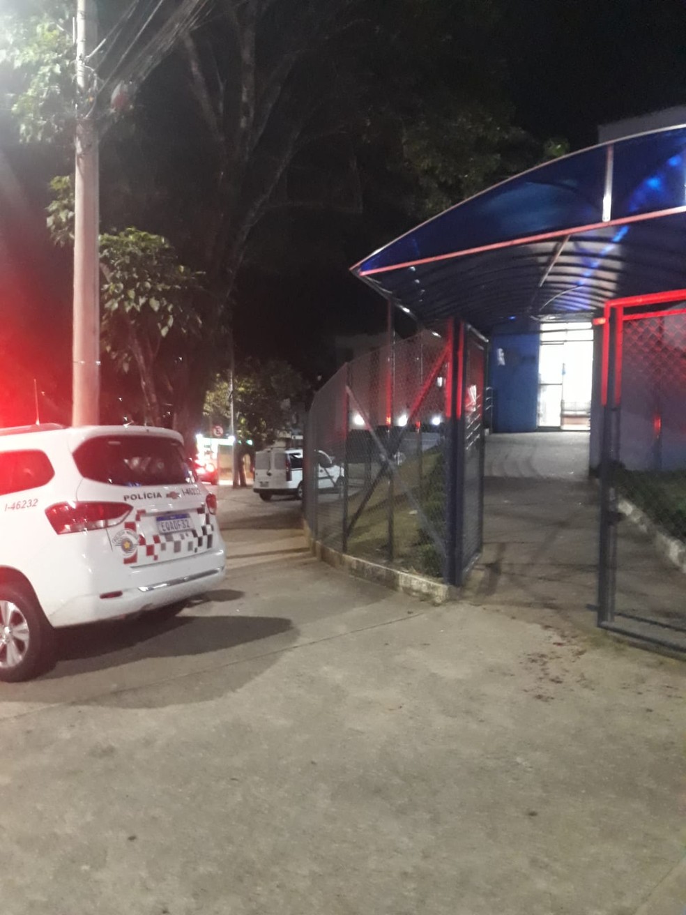 Aluno de 17 anos é baleado durante assalto em frente à cursinho em São José dos Campos. — Foto: Andressa Lorenzetti/TV Vanguarda