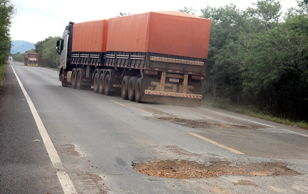 Carreta tenta desviar de buracos na pista da BR-267, entre Jardim e Porto Murtinho — Foto: Silvio Andrade