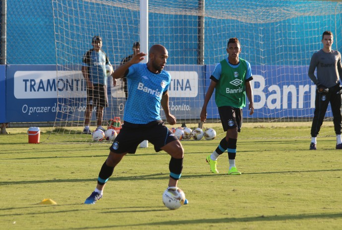 Felipão não mostra time no treino, e F. Bastos sai mais cedo após dividida