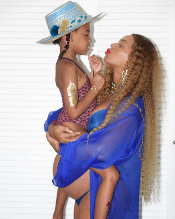 A cantora Beyoncé com a filha Blue Ivy no colo (Foto: Instagram)