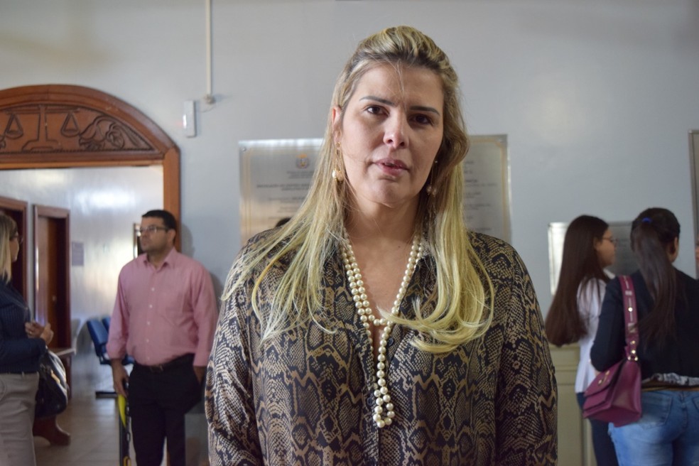 Raquel Diniz Martins Souto, filha e irmã das vítimas, acompanha o júri em Vila Rica — Foto: Tribunal de Justiça de Mato Grosso/Assessoria