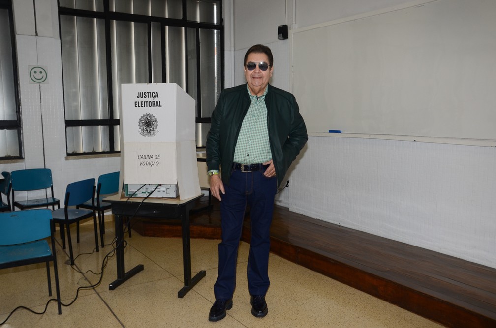 Fausto Silva vota em escola na região do Morumbi, em São Paulo. Antes do voto, posou para fotos nos corredores — Foto: Eduardo Martins / AGNEWS