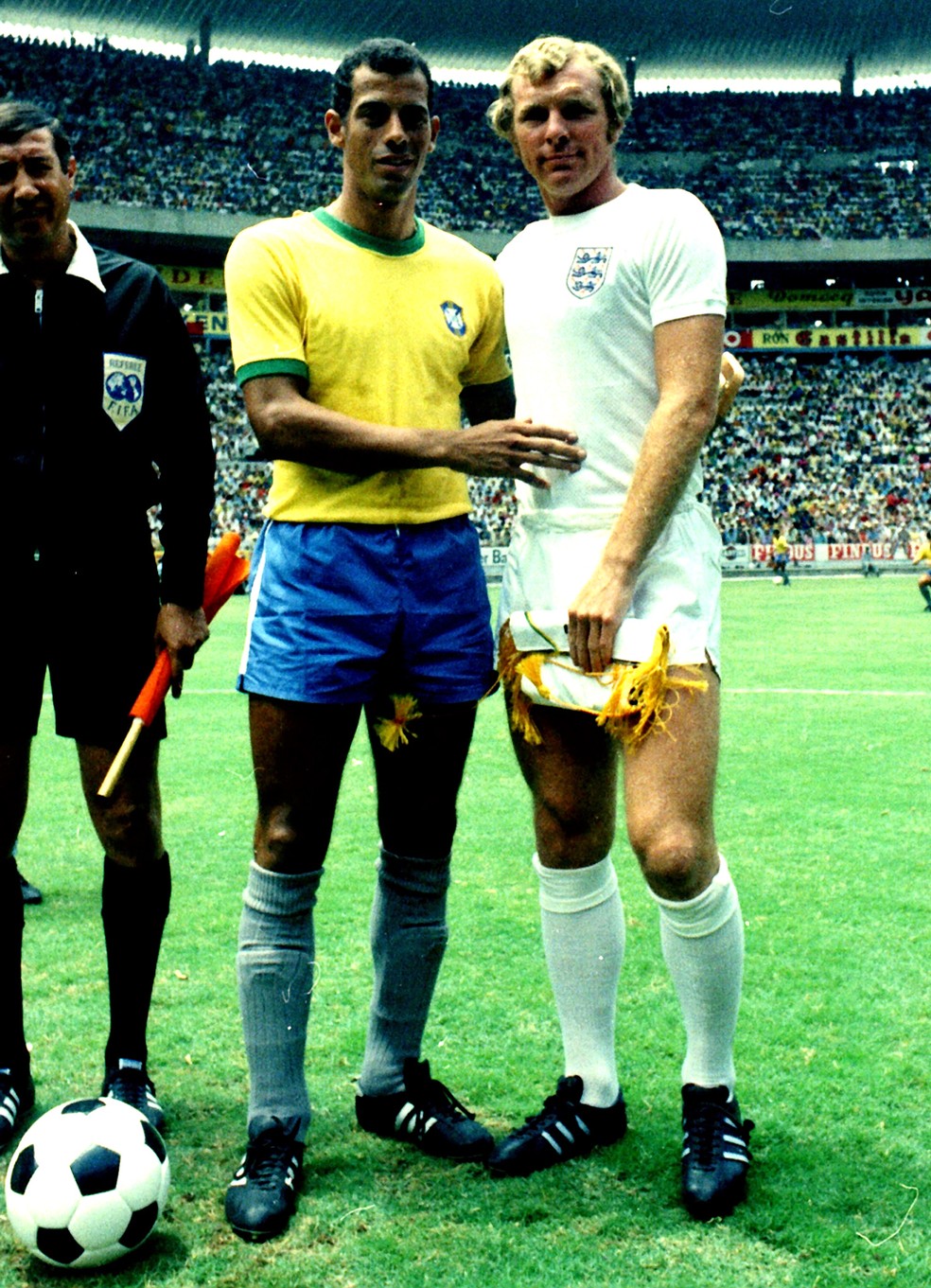 Carlos Alberto Torres e Bobby Moore: Brasil bateu a Inglaterra em jogo duríssimo na Copa do Mundo de 1970 (Foto: Agência AP)