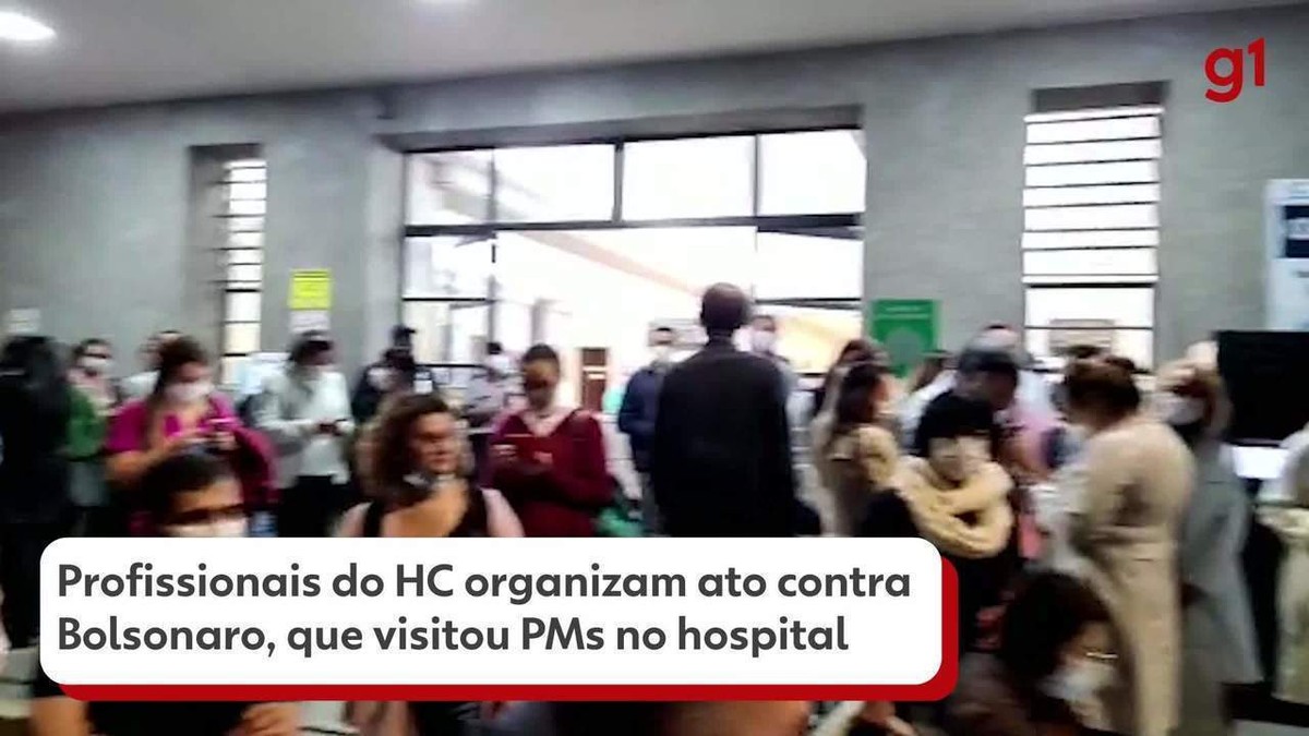 Bolsonaro é alvo de protesto no HC durante visita a PMs; profissionais do hospital questionam: 'Por que não veio na pandemia?'