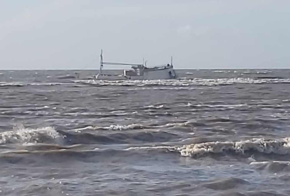 EmbarcaÃ§Ã£o Ã  deriva com centenas de maÃ§os de cigarro ilegais no litoral de Raposa, no MaranhÃ£o â Foto: DivulgaÃ§Ã£o/PolÃ­cia Civil