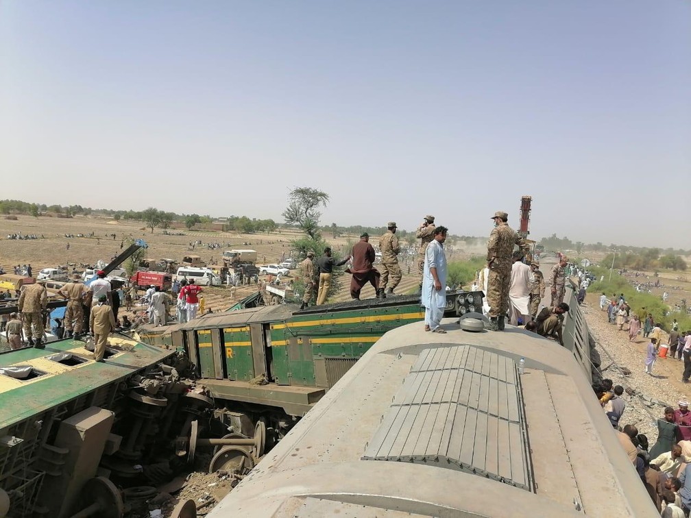 Militares e equipes trabalham no resgate de passageiros após colisão entre dois trens no Paquistão, nesta segunda-feira (7) — Foto: Inter-Services Public Relations (ISPR)/Handout via REUTERS