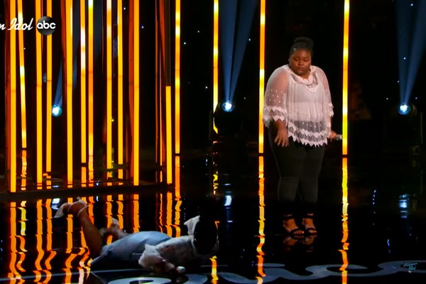 A cantora Funke Lagoke caindo no palco do American Idol enquanto era avaliada por Lionel Richie (Foto: Reprodução)