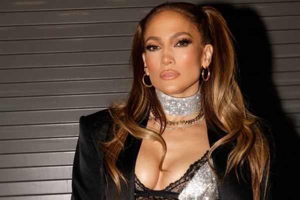 Jennifer Lopez exibe look para cerimônia do Hall da Fama do Rock & Roll (Foto: reprodução instagram)