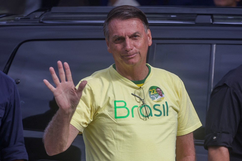 Presidente Jair Bolsonaro neste domingo (31), no local onde votou no Rio de Janeiro — Foto: REUTERS/Ricardo Moraes