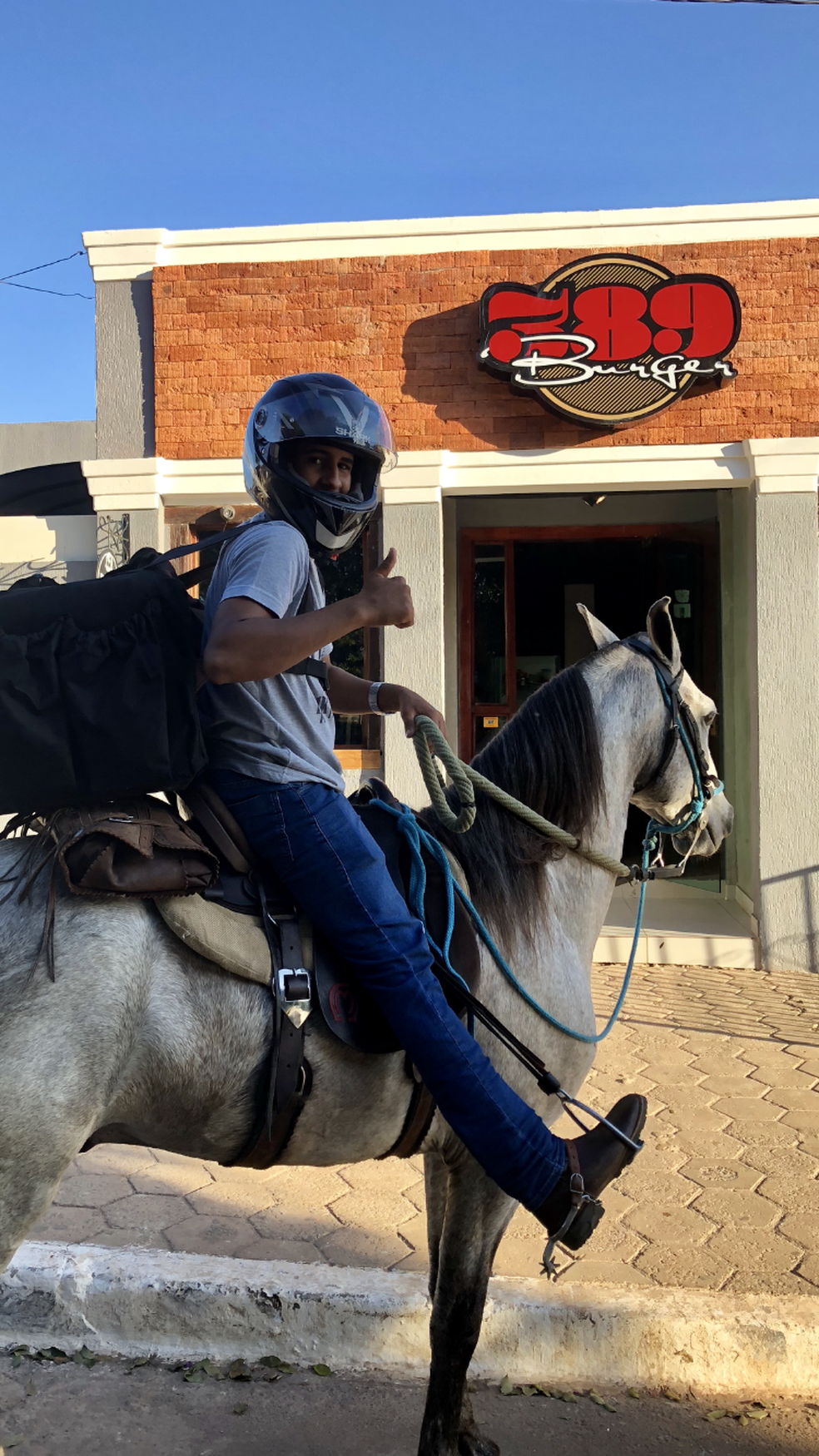 Motoboy da hamburgueria 389 Burger, de BrasÃ­lia, usa cavalo para entregar encomendas (Foto: 389 Burger/DivulgaÃ§Ã£o)