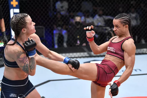 Maria Silva (dir.) acerta um chute em Kathryn Paprocki (esq.) no Contender Series  — Foto: Josh Hedges/Zuffa LLC