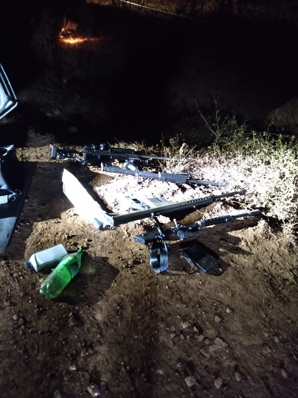 Assaltantes de Guarapuava deixaram armas para trás durante fuga — Foto: Secretaria de Estado da Segurança Pública do Paraná