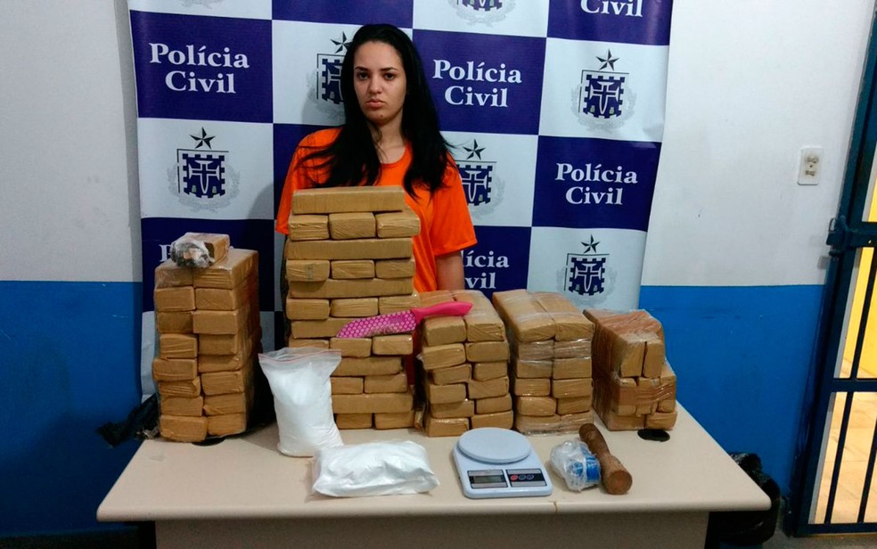Jovem de 22 anos foi presa com quase 100 kg de maconha (Foto: Divulgação/SSP)