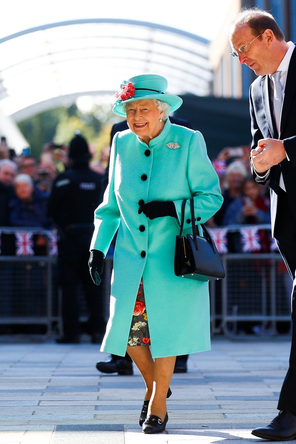 Britain's Queen Elizabeth II smiles as she arrives at The Lexicon shopping centre during a visit to Bracknell, west of London on October 19, 2018. - The Bracknell Regeneration Partnership is transforming Bracknell town centre into an exciting one million  (Foto: POOL/AFP via Getty Images)