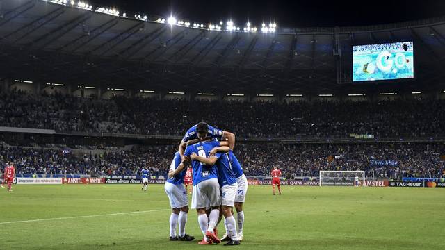 Jogadores do Cruzeiro comemoram gol em vitÃ³ria sobre o HuracÃ¡n