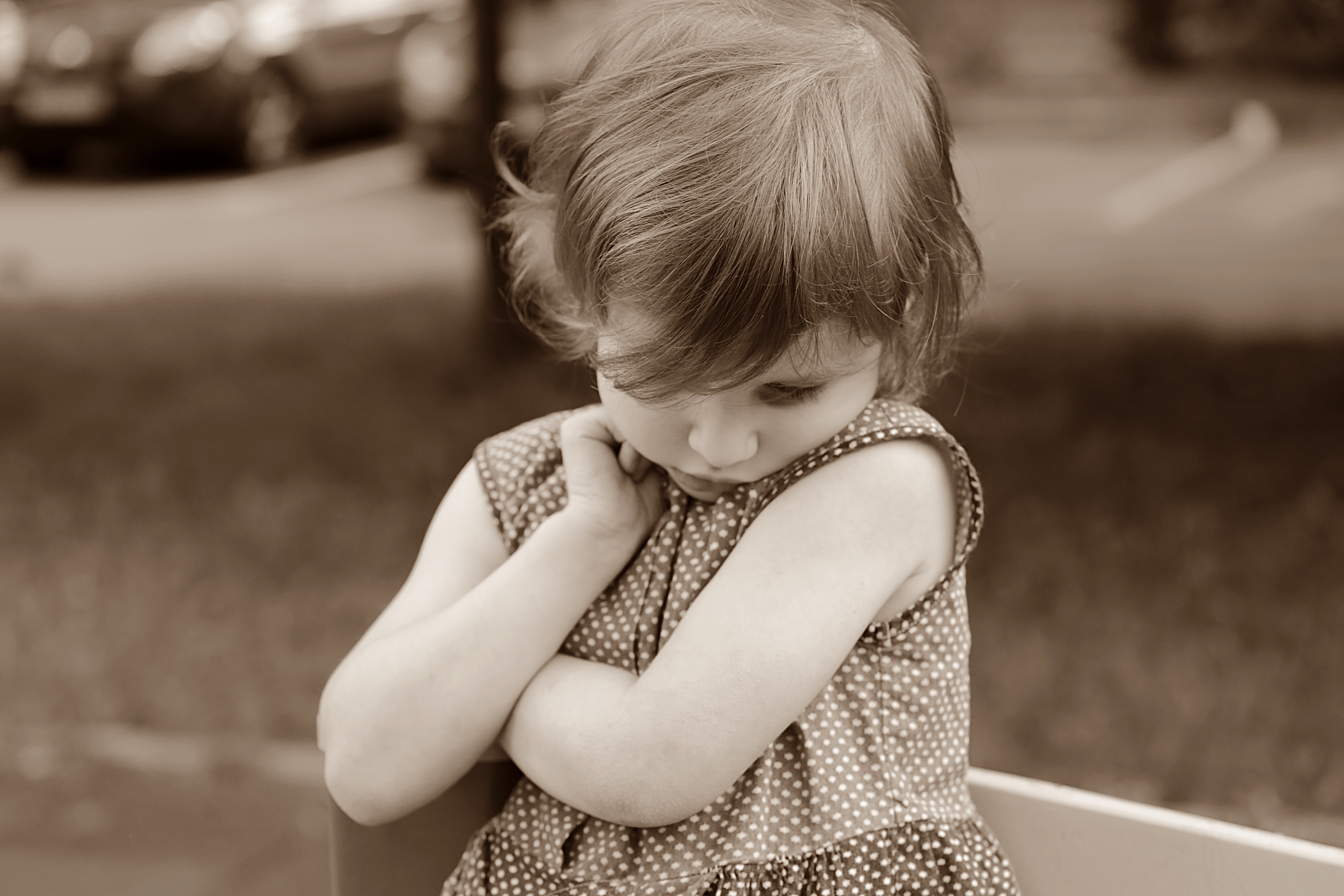 Criança tímida de braços cruzados (Foto: Pixabay/Pexels)