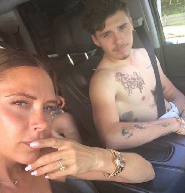 A tatuagem de querubins de Brooklyn Beckham visivel em selfie compartilhada por Victoria Beckham (Foto: Instagram)