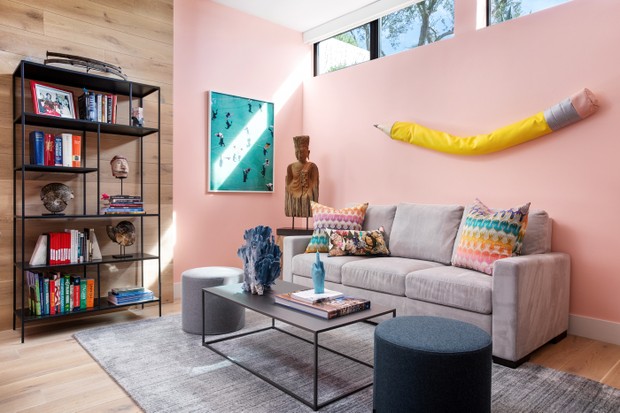 Décor do dia: escritório rosa tem estilo divertido e madeira até o teto (Foto: Anthony Barcelo)