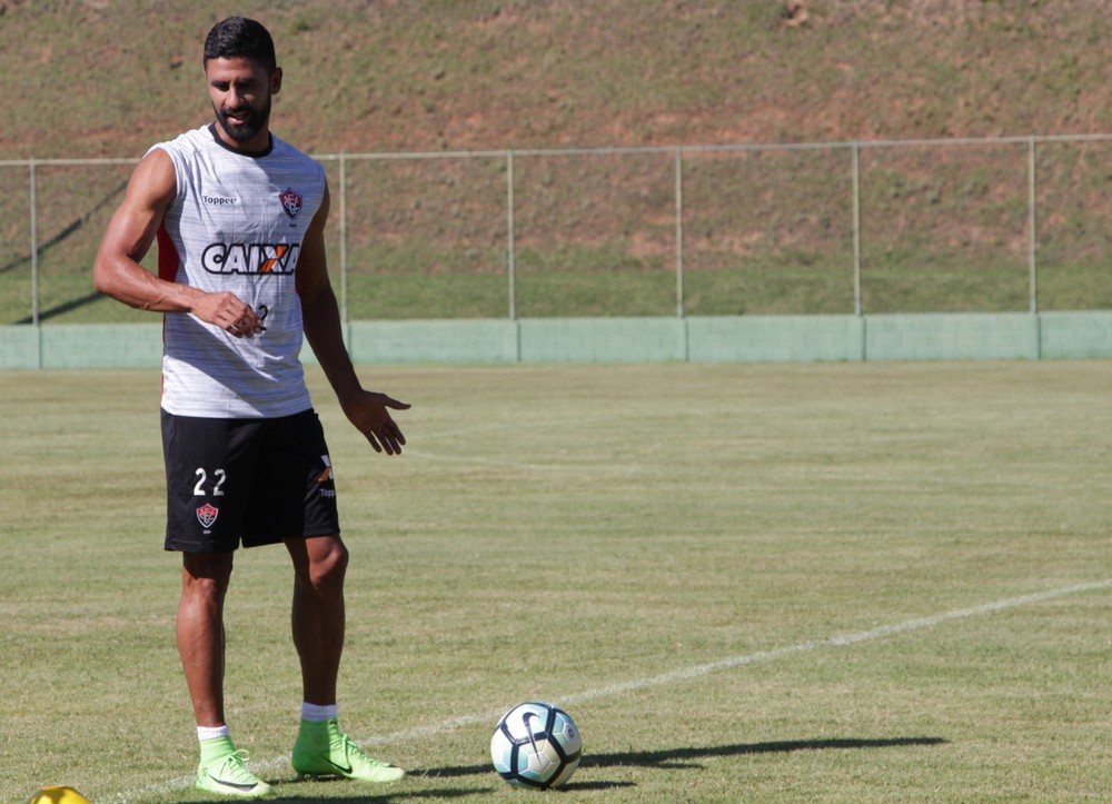 Vitória exige multa, e Tréllez vê interesse do Corinthians esfriar
