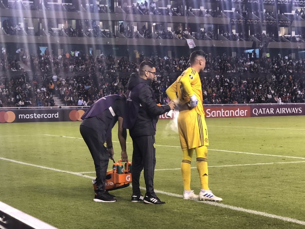 Diego Alves sentiu problema nas costas na derrota para a LDU — Foto: Ivan Raupp