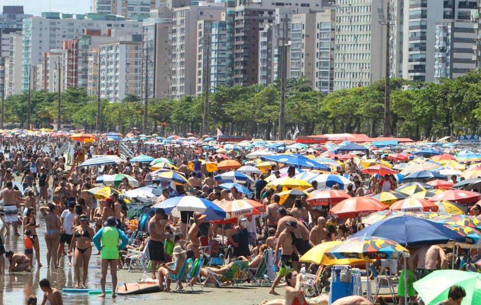 Imagens mostram praias lotadas em Santos, SP — Foto: Vanessa Rodrigues/Jornal A Tribuna/Arquivo
