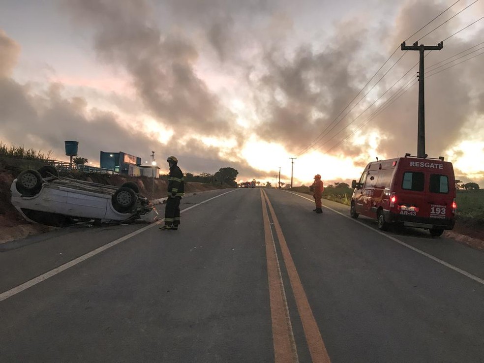 Bombeiros no local em que carro capotou em Ibateguara, AL — Foto: Divulgação/Corpo de Bombeiros de Alagoas