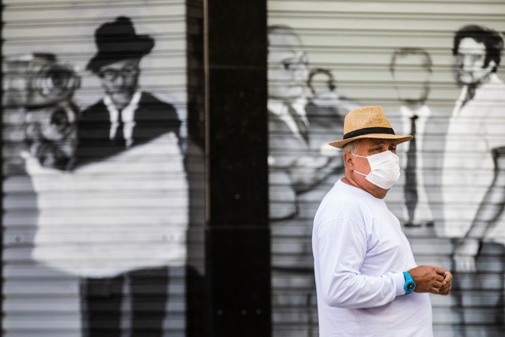 Moradores da capital aderiram ao uso das máscaras para ir ao comércio; item é obrigatório — Foto: Diorgenes Pandini/NSC