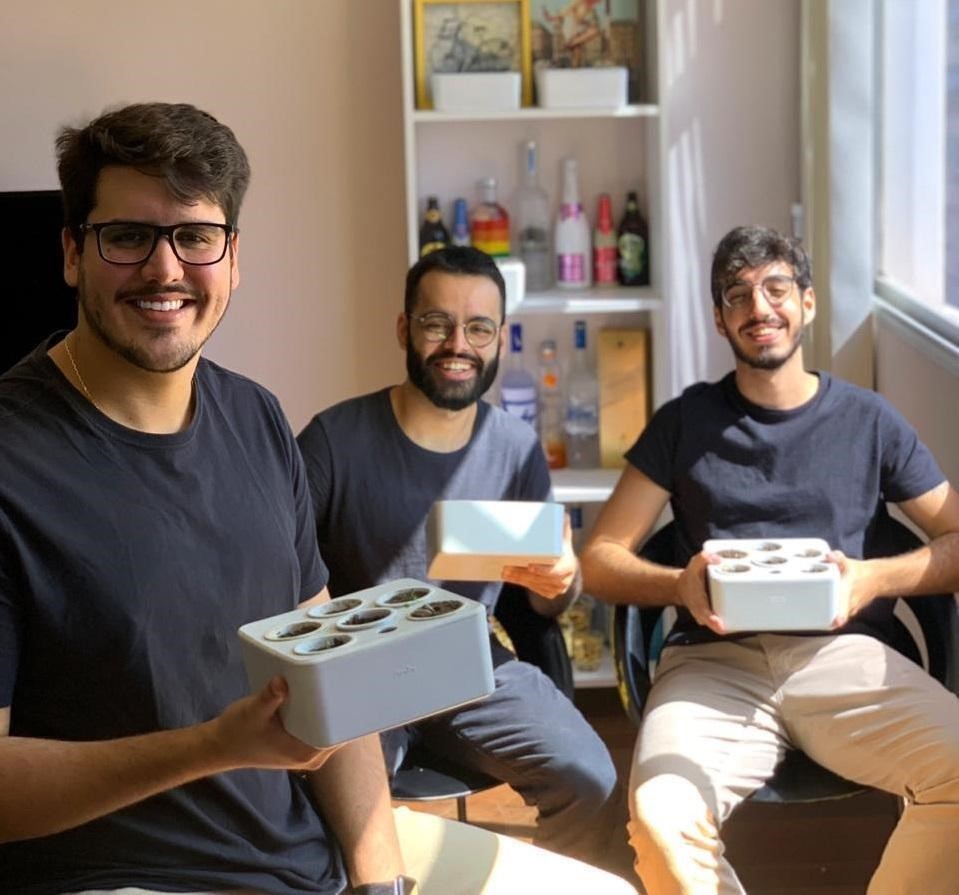 Em destaque, os fundadores da startup, da esq. para à dir., Rodrigo Farina, Juan Correa e Bruno Arouca, fundadores da Brota Company (Foto: Divulgação/Brota Company)