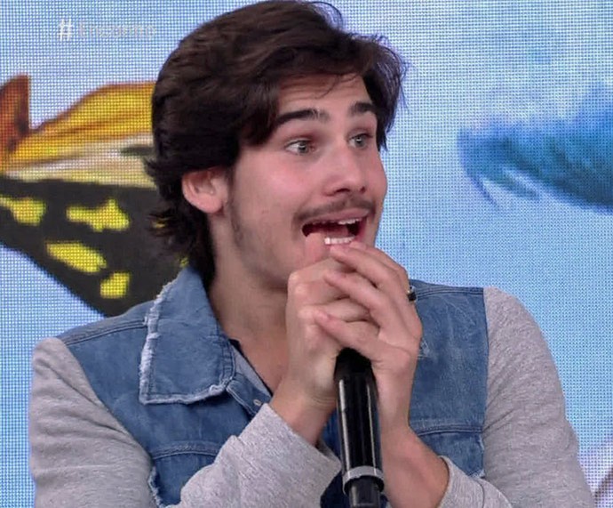 Nicolas se emociona ao receber a família no 'Encontro' (Foto: TV Globo)