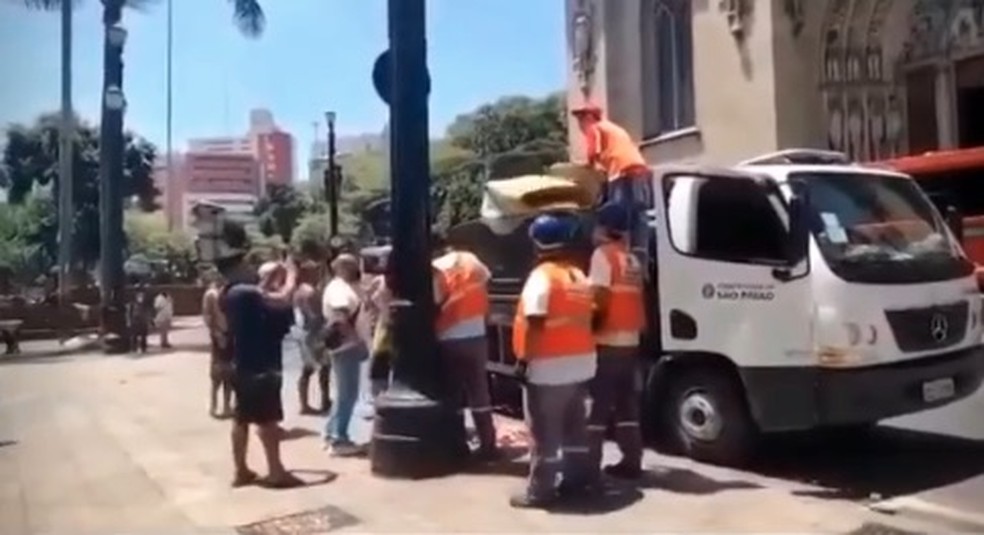 Fiscais da Prefeitura de São Paulo retiram colchão de moradores de rua da Praça da Sé, no Centro de SP. — Foto: Reprodução