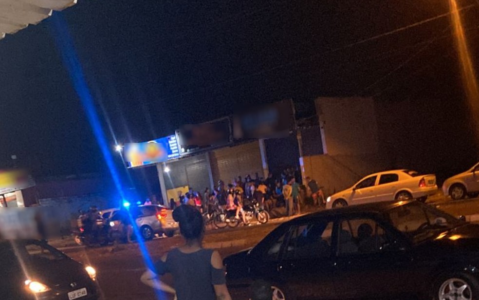 Criança é baleada por acidente durante tiroteio próximo a distribuidora de bebidas em Goiânia — Foto: Reprodução/TV Anhanguera