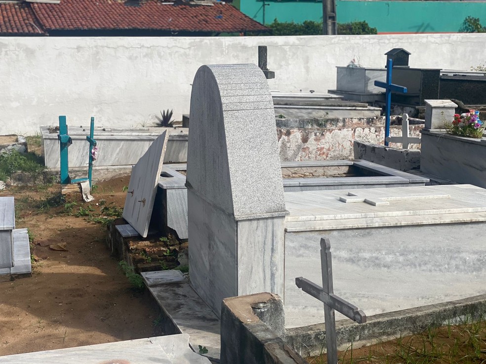 Túmulos depredados no cemitério público de Ponta Negra, em Natal — Foto: Kleber Teixeira/Inter TV Cabugi