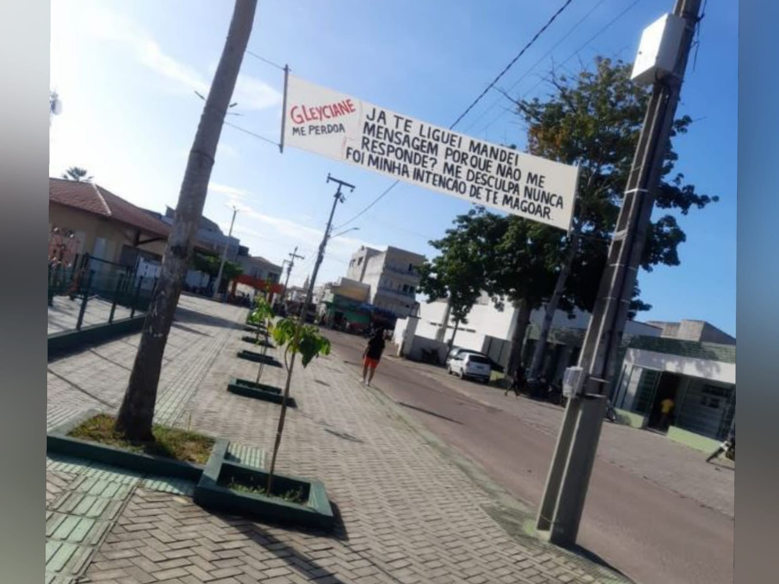 Após 'loucura de amor', jovem tenta reconquistar a ex-namorada com faixa pendurada em praça de cidade do Ceará: 'Me perdoa'