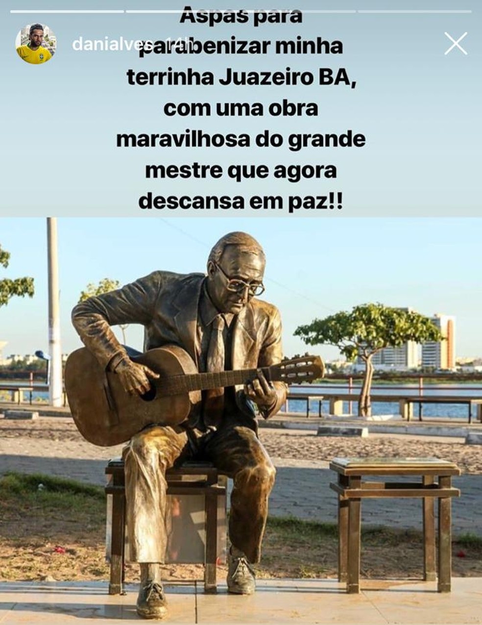 Daniel Alves postou foto da estátua de João Gilberto para homenagear a cidade de Juazeiro pelo aniversário — Foto: Reprodução/ Instagram