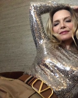 Michelle Pfeiffer veste Valentino