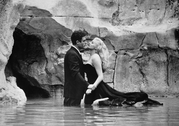 Marcello Mastroianni e Anita Ekberg em "La Dolce Vita", de Federico Fellini, de 1960 (Foto: Reprodução) Marcello Mastroianni e Anita Ekberg em A Doce Vida, de Federico Fellini (Foto: Reprodução)