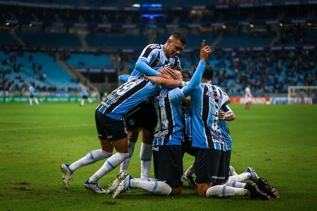 Com a missão de abrir vantagem no G4, Grêmio recebe o Tombense em um confronto direto pelo acesso