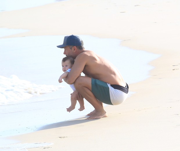 Malvino Salvador com o filho na praia (Foto:  Fabricio Pioyani/AgNews)