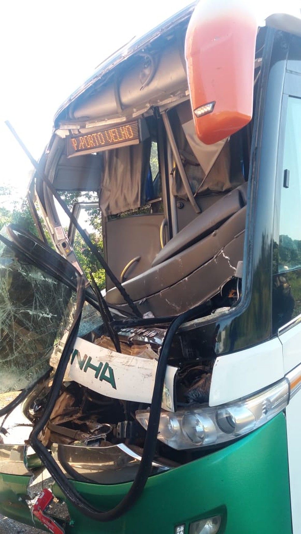 Motorista ficou Ã s ferragens apÃ³s colisÃ£o com caminhÃ£o (Foto: PRF/ DivulgaÃ§Ã£o)