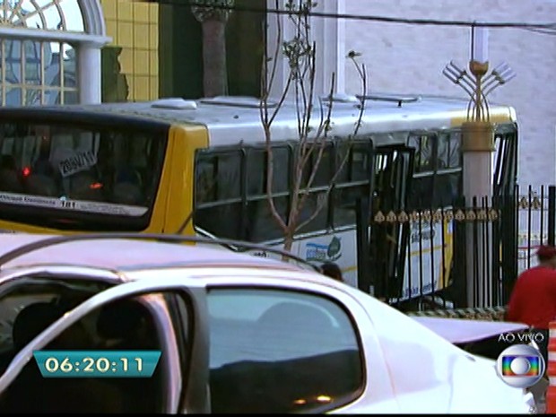 Após colisão, ônibus atinge Templo de Salomão, no Brás, na madrugada desta terça-feira (19) (Foto: Reprodução/TV Globo)