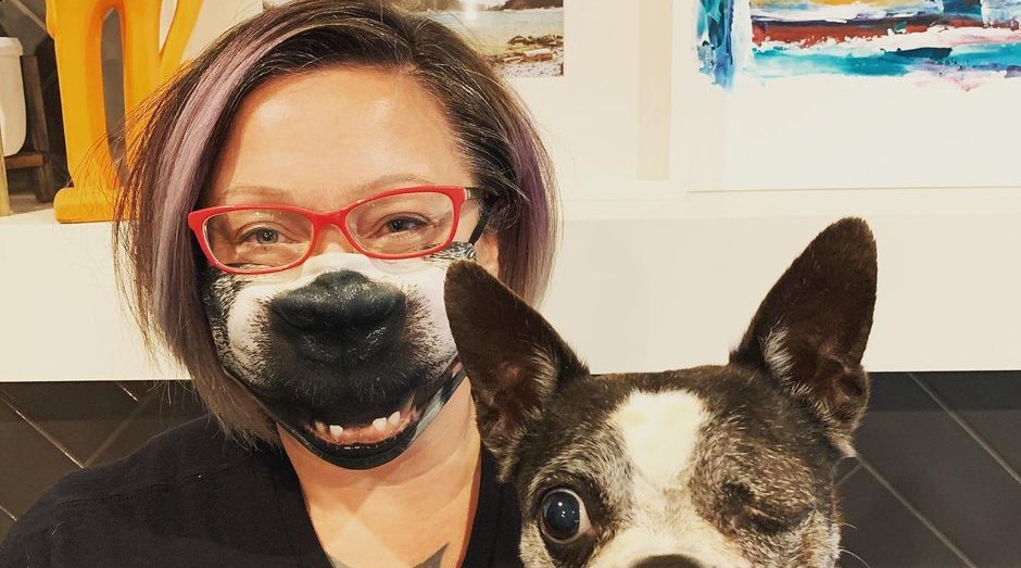 Danielle Schule usando a máscara de seu animal de estimação (Foto: Reprodução/Facebook/Dogs and Dorks)