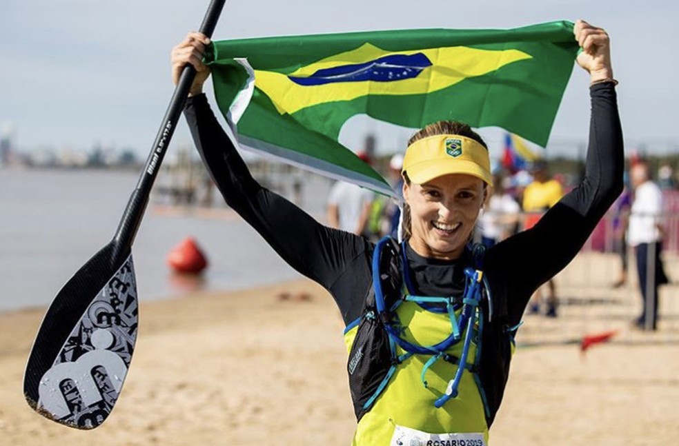 Lena Guimarães é o principal destaque brasileiro na categoria de stand up paddle — Foto: Divulgação 