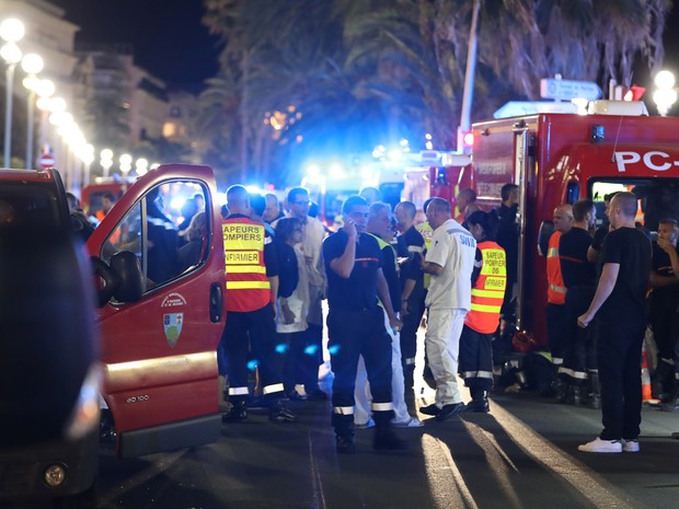 Policiais, bombeiros e equipes de resgate trabalham e ajudam vítimas no local do ataque (Foto: VALERY HACHE / AFP)