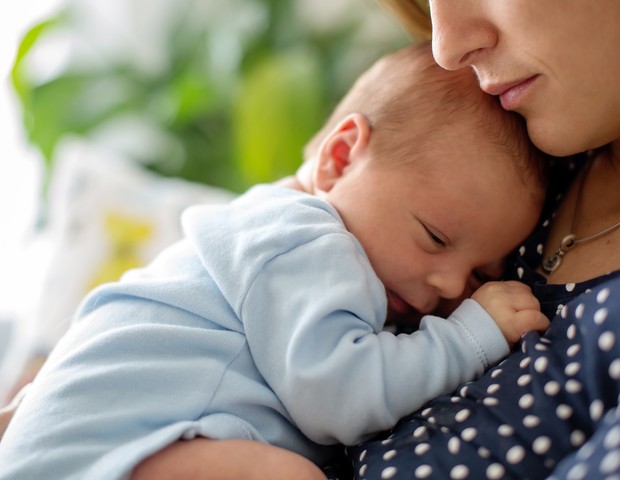 Segundo pesquisa, o bebê se acalma mais rapidamente no colo da mãe (Foto: Thinkstock)