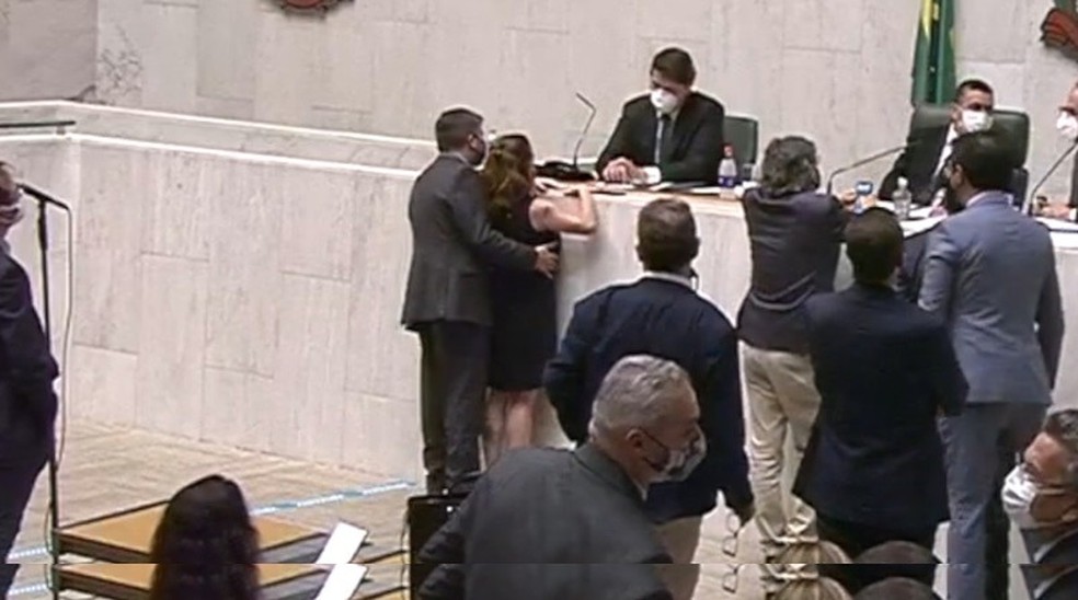 Deputado Fernando Cury passa a mão na deputada Isa Penna — Foto: Reprodução
